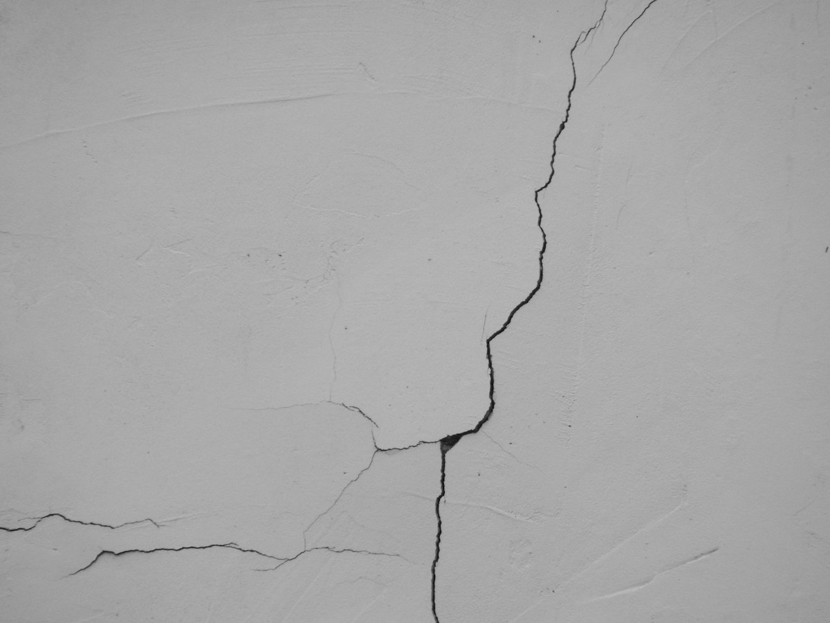 Grieta en una pared de una vivienda reformada en Palencia