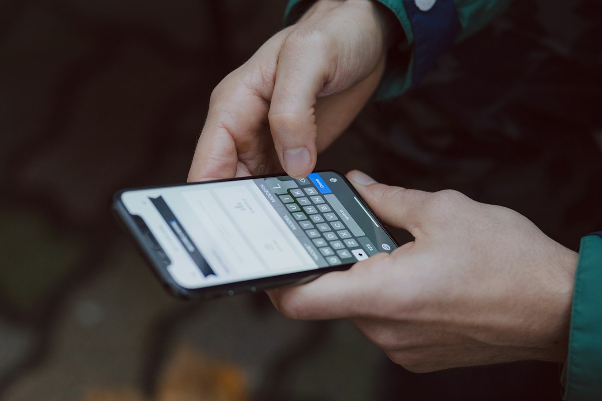 Pantalla de un móvil con mensajes de WhatsApp