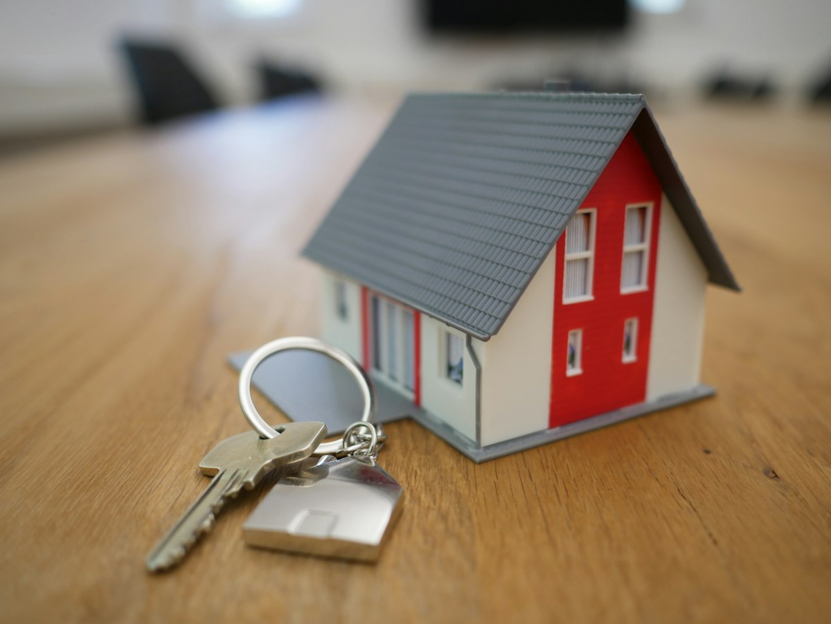 Llaves de una vivienda heredada sobre documentos